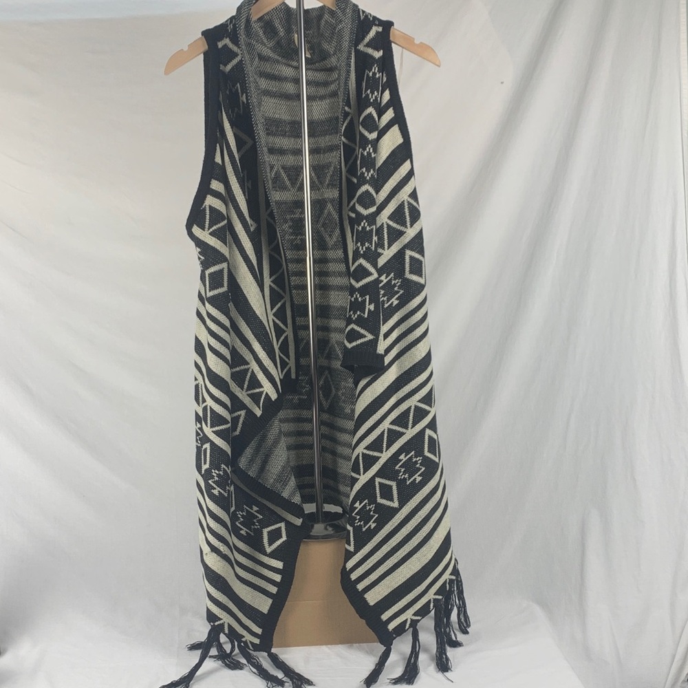 Lildy Southwestern Aztec Geometric Black and White Cape Size L/XL Boho Fall